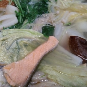 鮭とシーフードミックスと白菜などで海鮮寄せ鍋温野菜